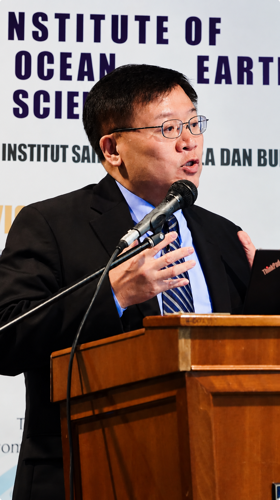 Professor Jin-Yi Yu speaking at a professional research event
